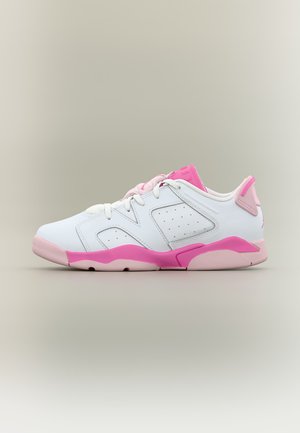 Hvid sneaker med lyserøde accenter på sål, hæl og pløs, vist i profil på en ensfarvet, lys baggrund. Ingen synligt branding.