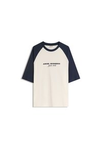 T-maica z raglan rokavi v kremni barvi z dark blue rokavi, s potiskom "ANGEL NUMBERS 912-412" spredaj v črni barvi. Mešanica bombaža.