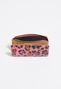 Cartera rosa con estampado de leopardo negro, logo dorado, cierre de cremallera e interior con secciones de tela verde y forro negro.