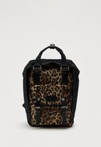 Batoh s leopardím vzorom a čiernymi textilnými akcentmi. Má nastaviteľné popruhy, horné ucho a predné vrecko uzatvárané tlačidlami.