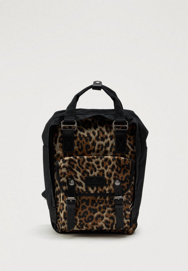 Batoh s leopardím vzorom a čiernymi textilnými akcentmi. Má nastaviteľné popruhy, horné ucho a predné vrecko uzatvárané tlačidlami.