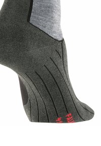 Calzino sportivo grigio con accenti neri, texture a coste, tallone rinforzato e dettaglio del logo rosso sulla punta. Design aderente per un supporto ottimale.