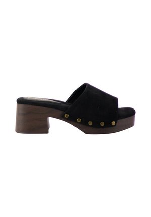 Mule negro de ante con punta abierta, tacón de bloque de madera y tachuelas de latón a lo largo del lateral sobre fondo blanco.