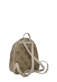 Zaino beige realizzato in tessuto texturizzato con un sottile motivo a logo. Presenta spallacci in pelle liscia e un compartimento con zip.