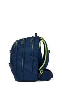 Sac à dos de marine avec des accents verts ; comporte plusieurs compartiments, des bretelles rembourrées et un design épuré pour le confort et l'organisation.