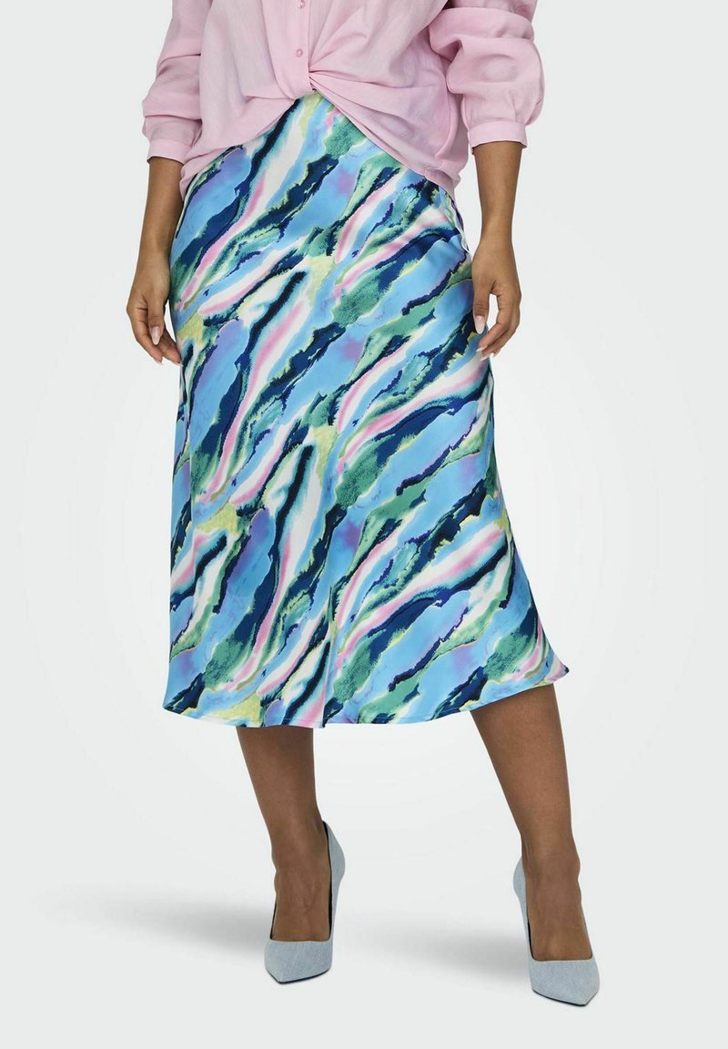 Satin midi svārki ar zilu, zaļu un rozā abstraktu rakstu, kas nedaudz spīd. Kombinēti ar rozā blūzi un pelēkiem augstpapēžu apaviem.