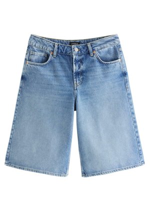 Lyseblå denim knælange shorts med knapper foran, lynlås, bæltestropper og fem lommer, lagt fladt på en hvid baggrund.