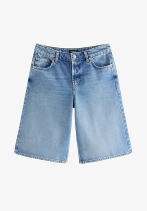Lyseblå denim knælange shorts med knapper foran, lynlås, bæltestropper og fem lommer, lagt fladt på en hvid baggrund.