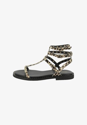 Sandal met banden in dierenprintstof, met meerdere zwarte banden met zilveren hardware en een vlakke zwarte zool.