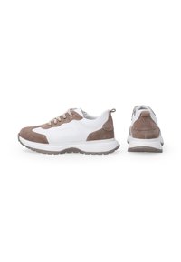 Sneaker aus einer Mischung von weißem Mesh und braunem Wildleder, mit einer massiven weißen Sohle, runden Schnürsenkeln und einem Zugband hinten für einfaches An- und Ausziehen.