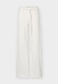 Άσπρο παντελόνι με φαρδιά μπατζάκια, με μπροστινές τσέπες και ζώνη από ύφασμα δεμένη στη μέση, εμφανιζόμενο σε απλό φόντο.