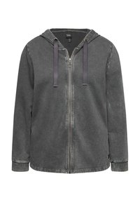 Sudadera gris con cierre y bolsillo tipo canguro, capucha con cordón y puños acanalados. Textura suave con un acabado ligeramente desgastado.