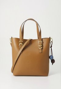 Rjava usnjena torba tote z dvema kratkima ročajema in dolgim nastavljivim naramnim trakom. Ima zlate kovinske dodatke in dekorativni obesek.