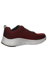 Scarpe da ginnastica rosse a maglia con accenti neri, suola bianca, superficie testurizzata e una linguetta sul tallone per una facile calzata. Design leggero.