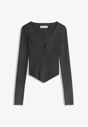 Grå ribbet cardigan med v-udskæring og knaplukning foran. Lange ærmer og et cropped design med vertikale teksturdetaljer overalt.