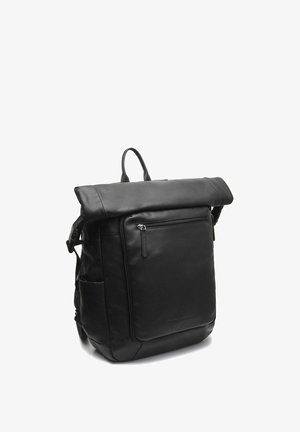 Zaino in pelle nera con design a rotolo, tasca frontale con zip singola, tasche laterali e spallacci regolabili. Texture liscia e branding minimale.