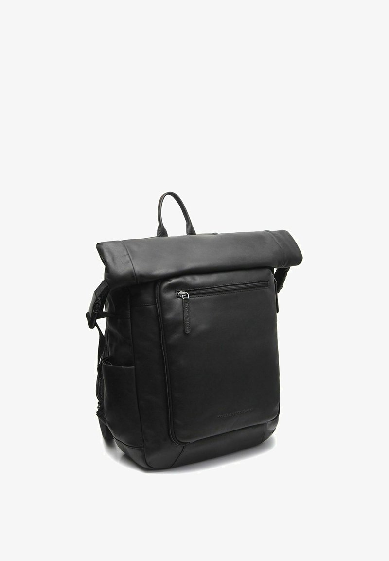 Schwarzer Leder-Rucksack mit Roll-Top-Design, einer vorderen Reißverschlusstasche, Seitentaschen und verstellbaren Trägern. Glatte Textur und minimales Branding.