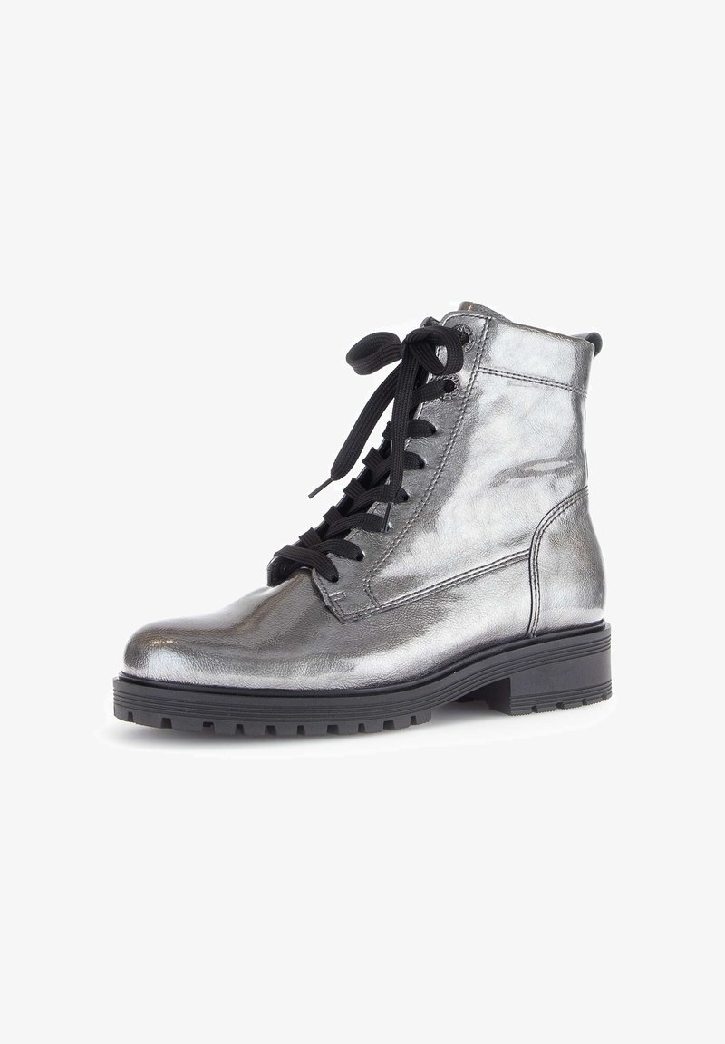 Zilveren metallic enkelboot met zwarte veters, ronde neus en textuurafwerking. Heeft een chunky zwarte zool en zijstiksels.