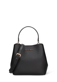 Zwarte synthetische handtas met een gestructureerde vorm, voorzien van een korte handgreep en een afneembare schouderband. Goudkleurig logo-accent aan de voorkant.