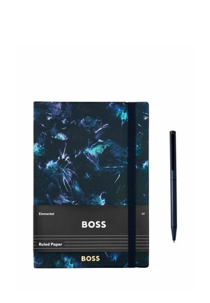 Niebiesko-czarny marmurkowy notes A5 z napisem "BOSS" i gumką, obok pasującego niebieskiego długopisu na białym tle.