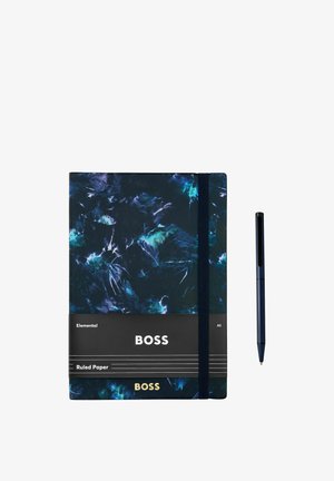 Blauw en zwart gemarmerd A5-notitieboekje met het label "BOSS" en een elastisch bandje, daarnaast een bijpassende blauwe pen op een witte achtergrond.