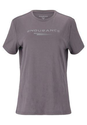 Grå kortærmet t-shirt lavet af blødt stof, med en rund halsudskæring og reflekterende "ENDURANCE" tekst med et diagonalt accent mønster.