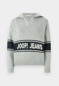 Hellgrauer Strickpullover mit breitem schwarzen Streifen und weißem "JOOP! JEANS"-Schriftzug auf der Brust, offenem Kragen sowie gerippten Bündchen und Saum.