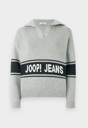 Lichtgrijze gebreide trui met brede zwarte streep en witte tekst "JOOP! JEANS" over de borst, open kraag en geribbelde manchetten en zoom.