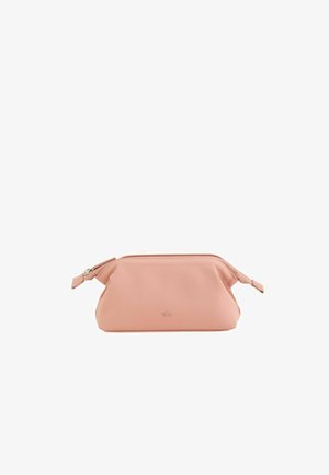 Trousse de maquillage en cuir rose avec une fermeture éclair argentée et des languettes latérales, posée sur un fond blanc.