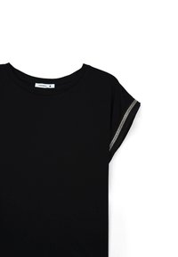 T-shirt nera a maniche corte con dettaglio zip argentato sulla manica. Realizzata in un tessuto morbido e liscio, con scollatura rotonda.