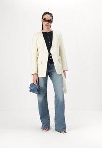 Abercrombie & Fitch BARE WIDE SLASH BUTTON - Débardeur - black beauty
