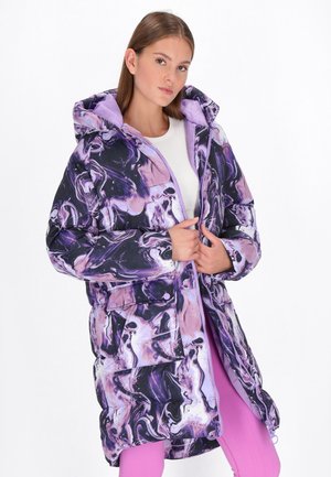 Lange Steppjacke mit einem lila und schwarzen Marmor-Muster, ausgestattet mit einer Kapuze, Reißverschluss und Fronttaschen. Weiche, glänzende Textur.