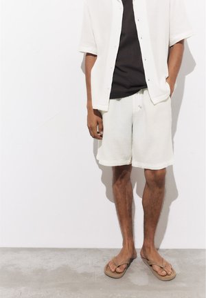 PULL&BEAR BERMUDA SHORT - Pantalon de survêtement - white