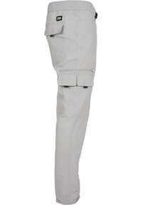 Hellgraue Cargo-Hose aus leichtem Material, mit elastischem Bund, mehreren Taschen und einem Reißverschlussfach.