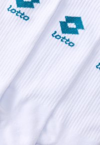 Baltas sporta zeķes ar ribota tekstūra, kurām ir tirkīza krāsas Lotto logo un dimanta raksts. Tīrs dizains, piemērots sporta aktivitātēm.