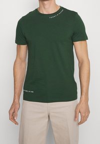 Tommy Hilfiger Triko s potiskem - dark green