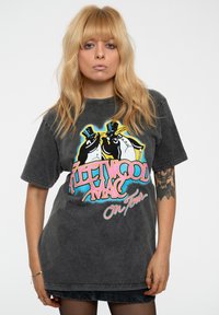 Oversized gray cotton t-shirt featuring a colorful graphic print of penguins in top hats and the text "Fleetwood Mac On Tour."