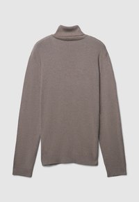 Brauner Rollkragenpullover mit langen Ärmeln, ausgestattet mit einem gerippten Kragen und Saum. Glatte Stoffoberfläche mit einem leicht lockeren Schnitt.