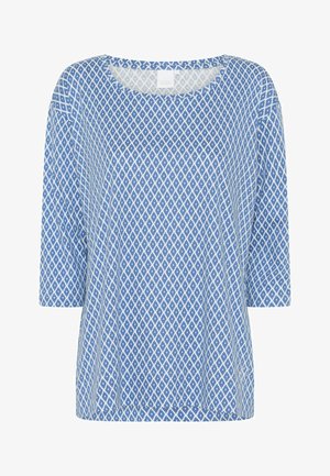 Blå mönstrad topp med tre fjärdedels ärmar, med ett diamantrand i vitt och en avslappnad passform. Mjuk, lätt tyg.