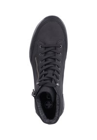 Bottine noire avec un dessus en cuir lisse, semelle en caoutchouc texturé, fermeture à lacets et un zip sur le côté pour un enfilage facile.