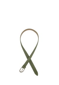 Grøn ruskindsbælte med en glat tekstur, der har en sølvfarvet metal spænde og prong, samt fem huller til justering.