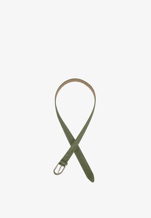 Cintura in suede verde con una texture liscia, dotata di un cinturino in metallo tono argento e di una sottopunta, e cinque fori per la regolazione.