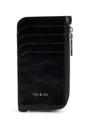 Porte-cartes en cuir noir avec quatre emplacements pour cartes, une fermeture éclair argentée sur le côté et le logo "nat & nin" embossé en argent sur le devant.