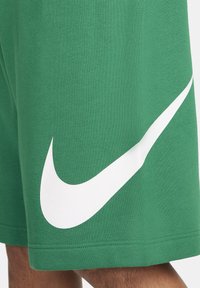 Nike Sportswear SPORTSWEAR CLUB - Pantalones deportivos - malachite white white