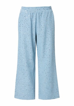 Hellblaue weite Hose mit elastischem Bund, versehen mit einer strukturierten Oberfläche, die mit verstreuten metallischen Akzenten verziert ist.
