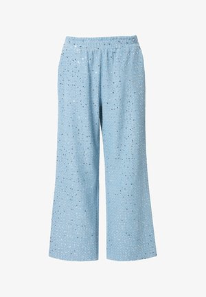 Pantaloni a gamba larga azzurro chiaro con cintura elastica, caratterizzati da una superficie testurizzata decorata con dettagli metallici sparsi.