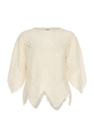 Bjela bluza od čipke s valovitim rubom i rukavima, cvjetnim uzorcima i okruglim izrezom na vratu.