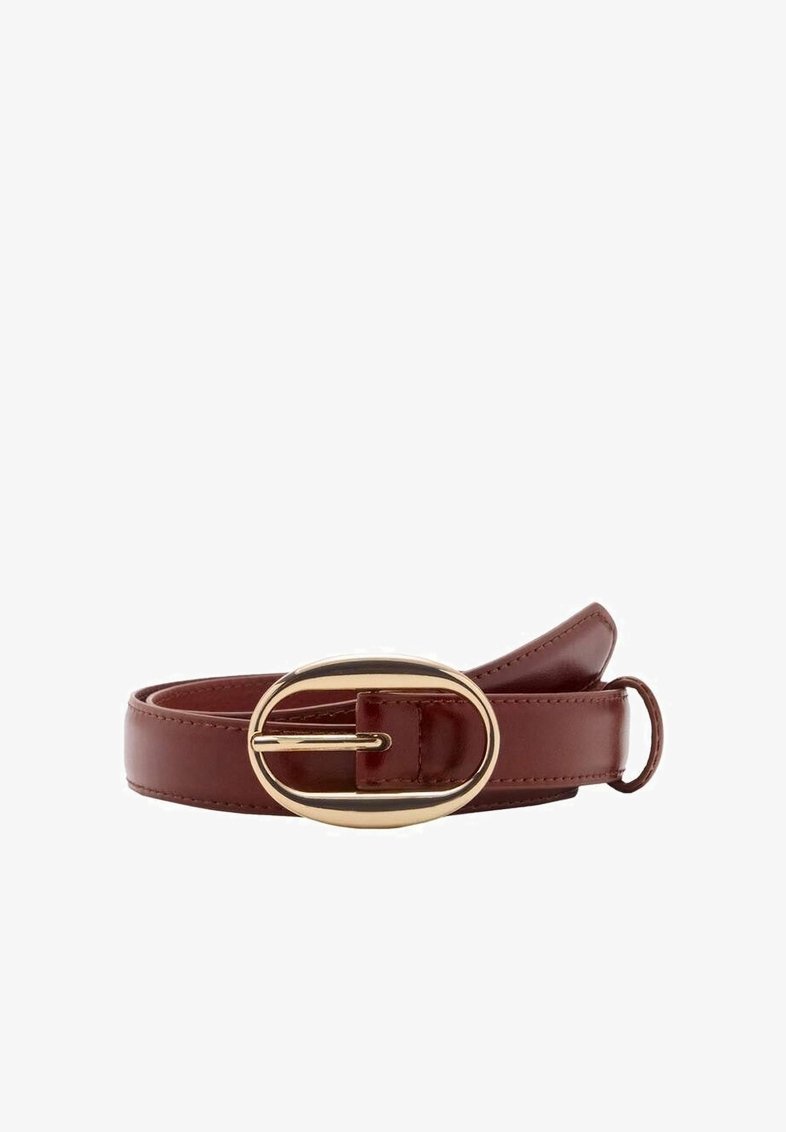 Ceinture en cuir marron avec une boucle ovale dorée, roulée avec l’extrémité passée à travers une petite boucle sur fond blanc.