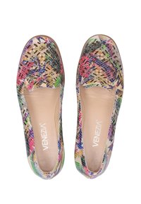 Bunte Ballerinas mit einem schlangenlederähnlichen Muster, aus glattem Leder, mit abgerundetem Zehenbereich und V-förmiger Öffnung an der Oberseite.