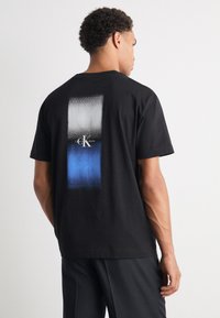 Calvin Klein Jeans GRADIENT FADE MONOLOGO TEE - Apdrukāts T-krekls - black